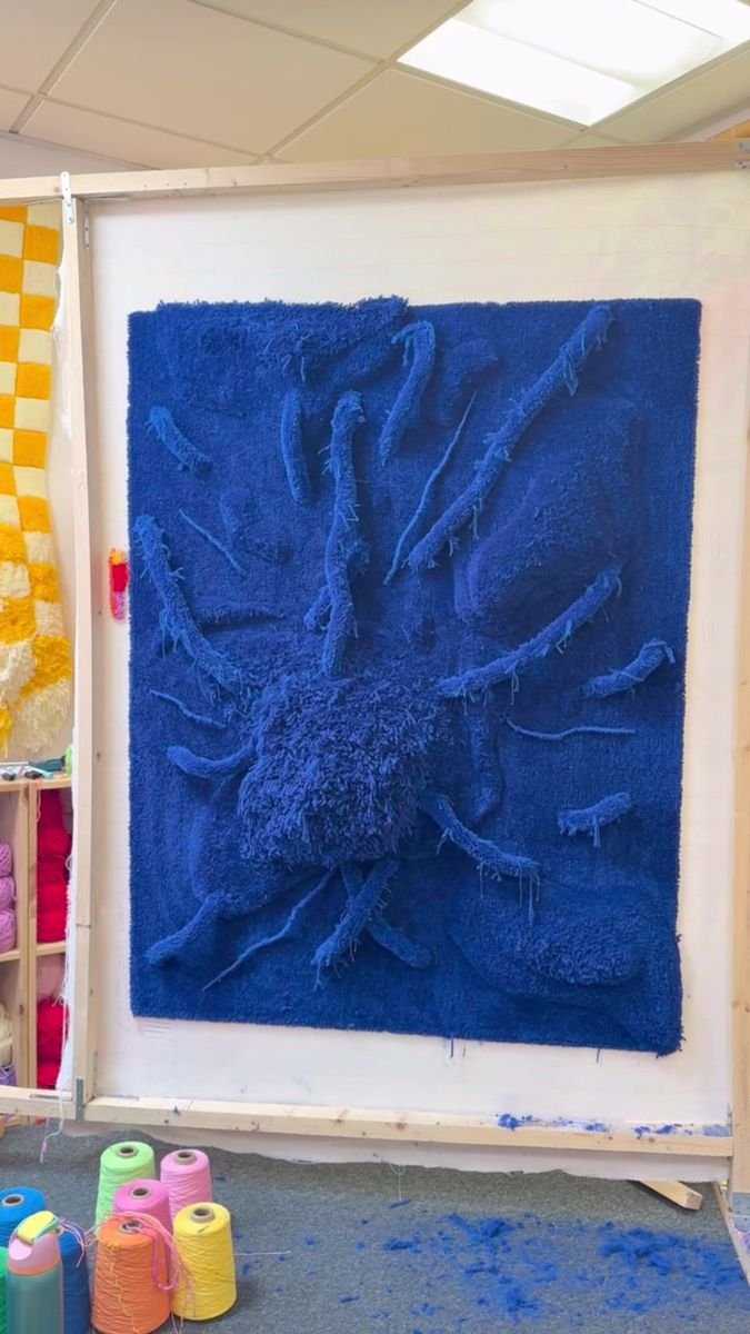 tapisserie-bleue-sur-metier-chutes-laine-mogiostudio