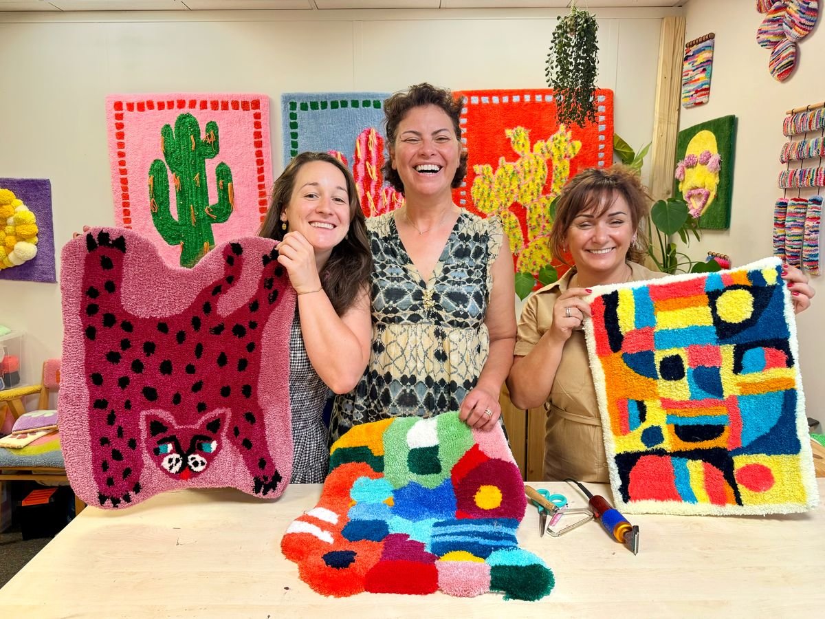 atelier-initiation-tufting-velizy-participantes-tapis-faits-main-mogiostudio atelier-initiation-tufting-velizy-participantes-tapis-faits-main-mogiostudio