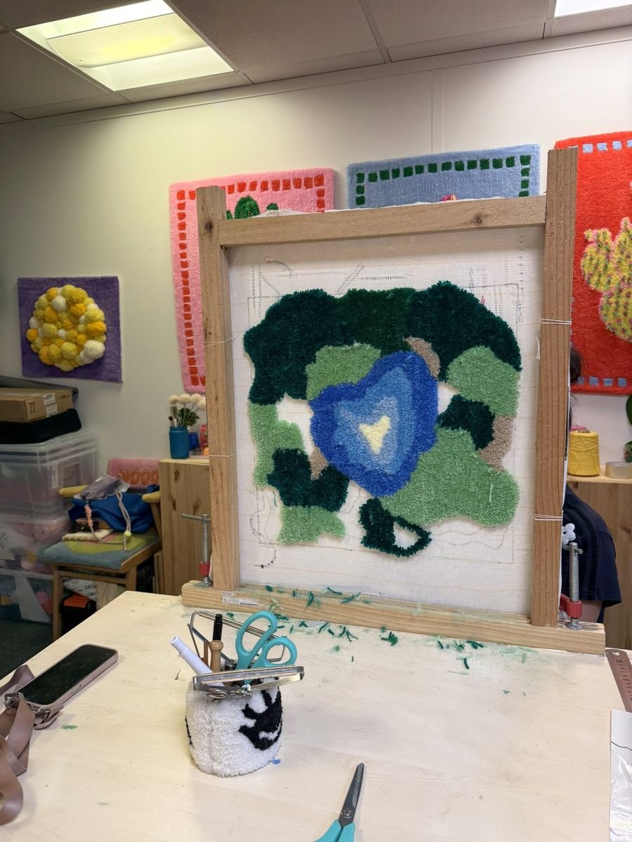 atelier-initiation-tufting-velizy-tapis-fleur-bleue-en-cours-sur-metier-mogiostudio