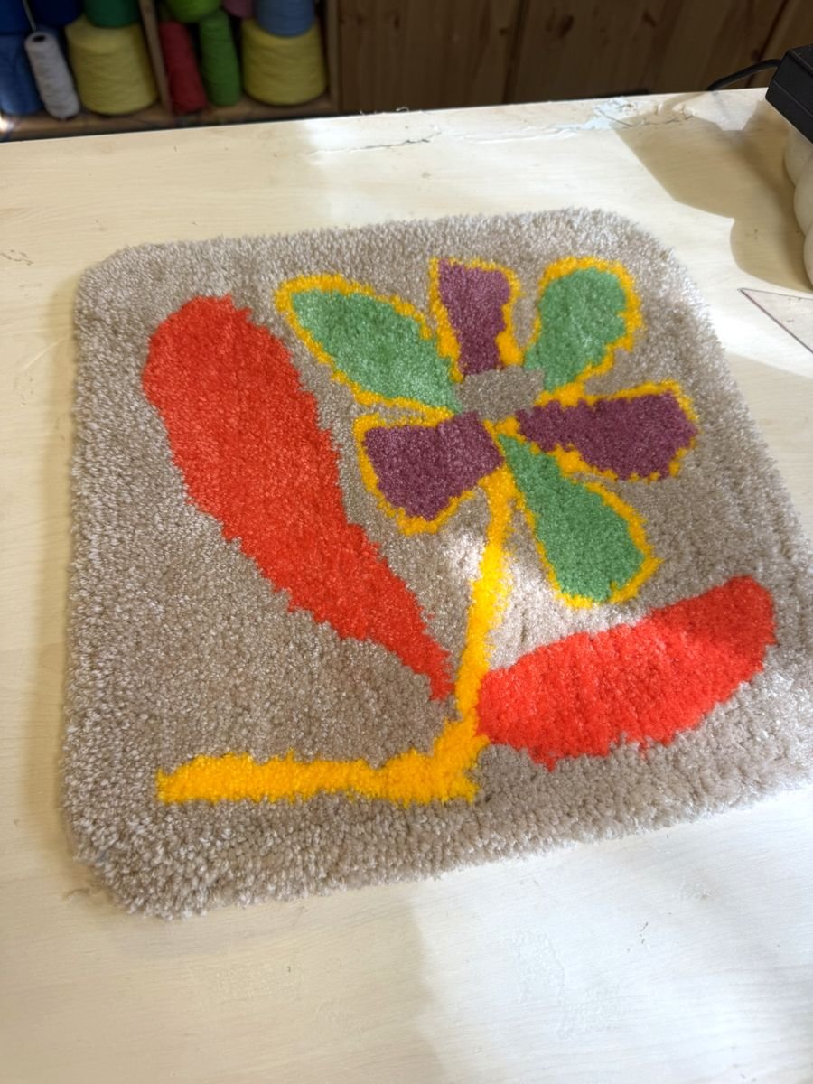 atelier-initiation-tufting-velizy-tapis-fleur-coloree-orange-mogiostudio