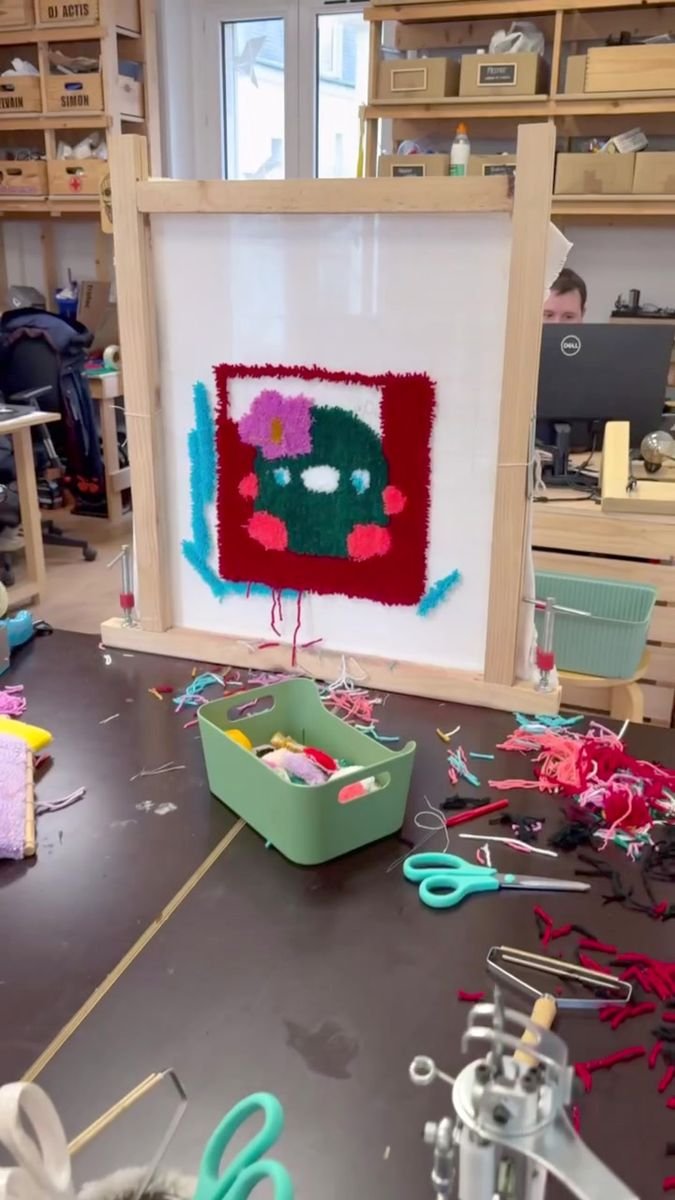 atelier-tufting-ados-fablab-la-forge-tapis-en-cours-sur-metier-mogiostudio