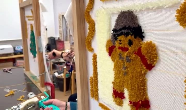 atelier-tufting-adultes-fablab-la-forge-noel-bonhomme-pain-epice-bonnet-sur-metier-mogiostudio