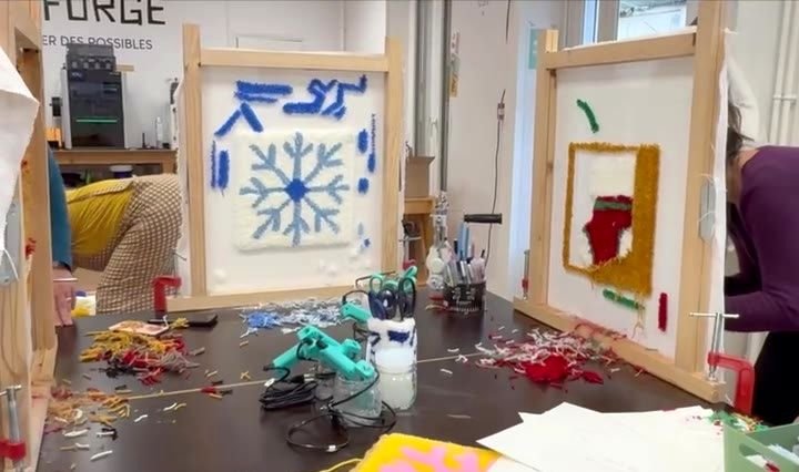atelier-tufting-adultes-fablab-la-forge-noel-metiers-flocon-salle-fablab-mogiostudio