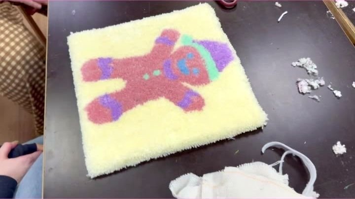 atelier-tufting-adultes-fablab-la-forge-noel-tapis-bonhomme-pain-epice-mogiostudio
