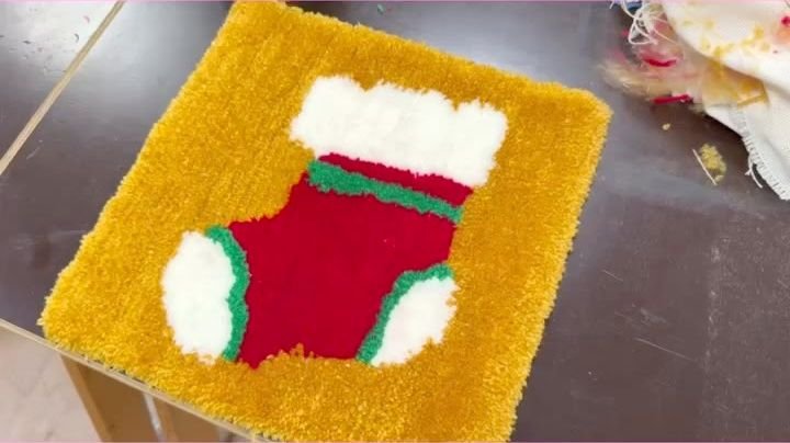 atelier-tufting-adultes-fablab-la-forge-noel-tapis-chaussette-mogiostudio