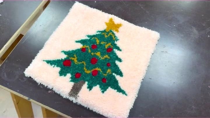 atelier-tufting-adultes-fablab-la-forge-noel-tapis-sapin-mogiostudio