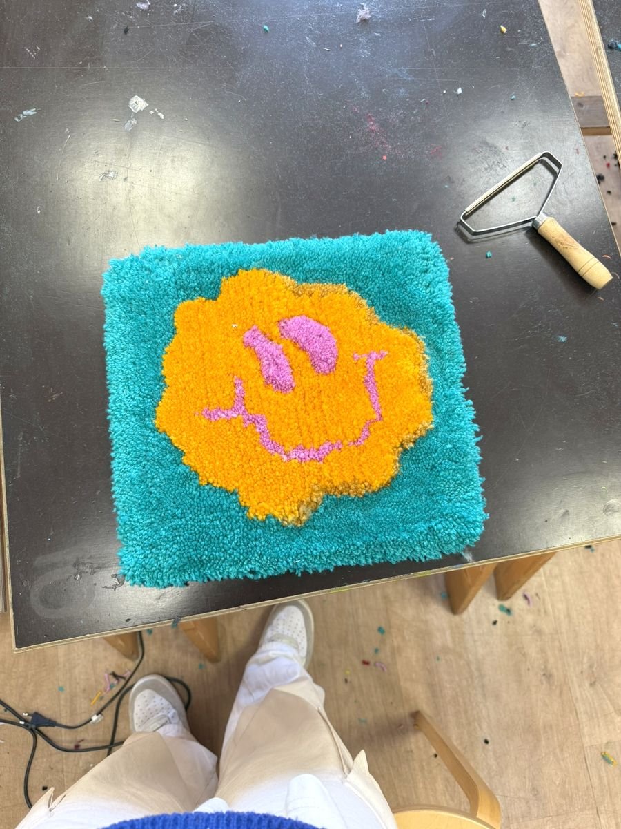atelier-tufting-fablab-la-forge-tapis-smiley-orange-mogiostudio