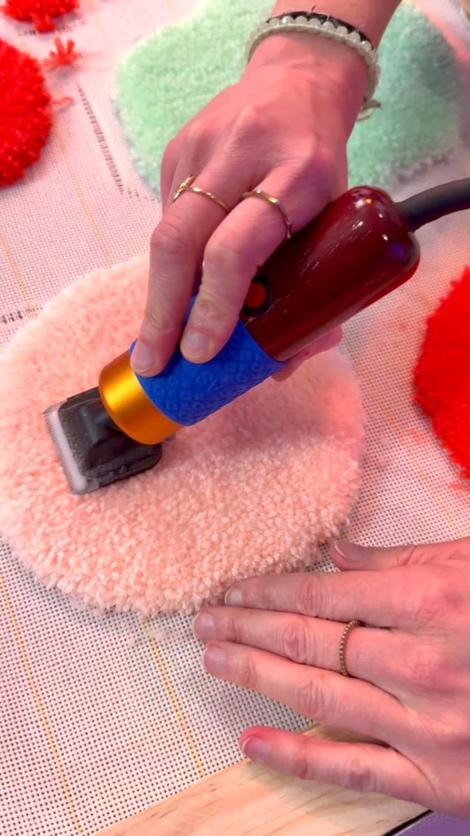 atelier-tufting-ginger-studio-torcy-finitions-tondeuse-gros-plan-mogiostudio