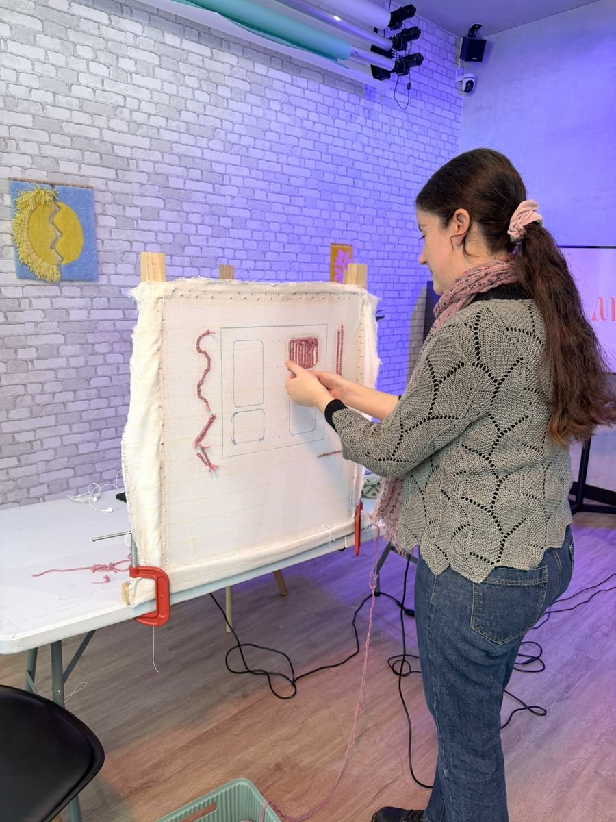 atelier-tufting-ginger-studio-torcy-participante-tufting-motif-geometrique-mogiostudio