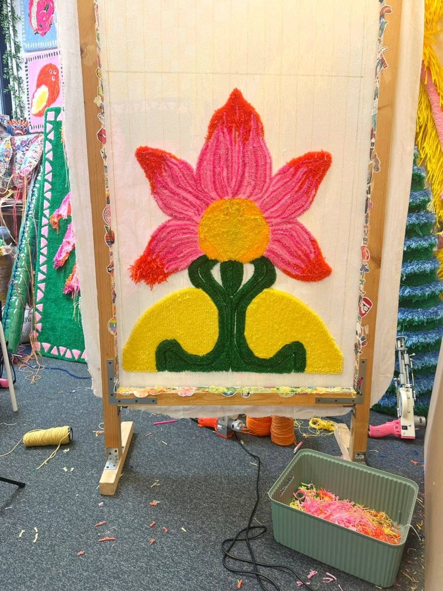 fleur-tapisserie-tufting-en-cours-sur-metier-mogiostudio