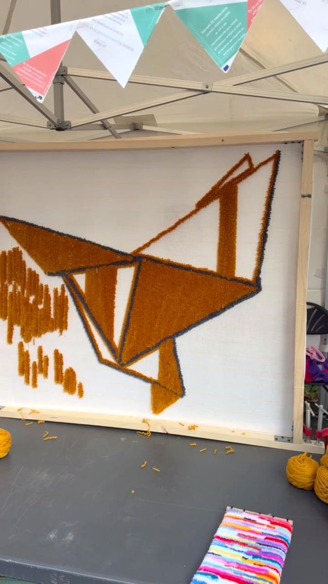 oeuvre-collective-tufting-oiseau-en-cours-fablab-la-forge-mogiostudio