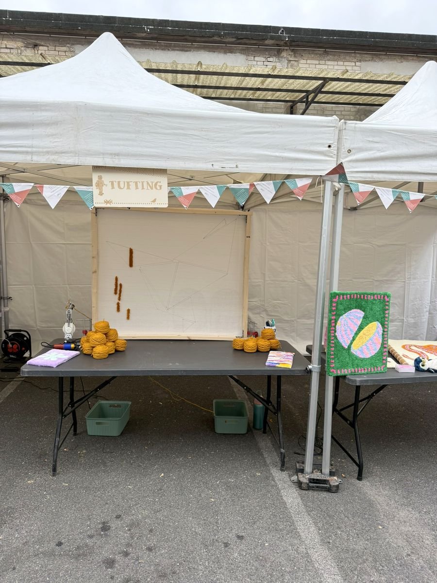 stand-tufting-fablab-la-forge-oeuvre-collective-debut-mogiostudio